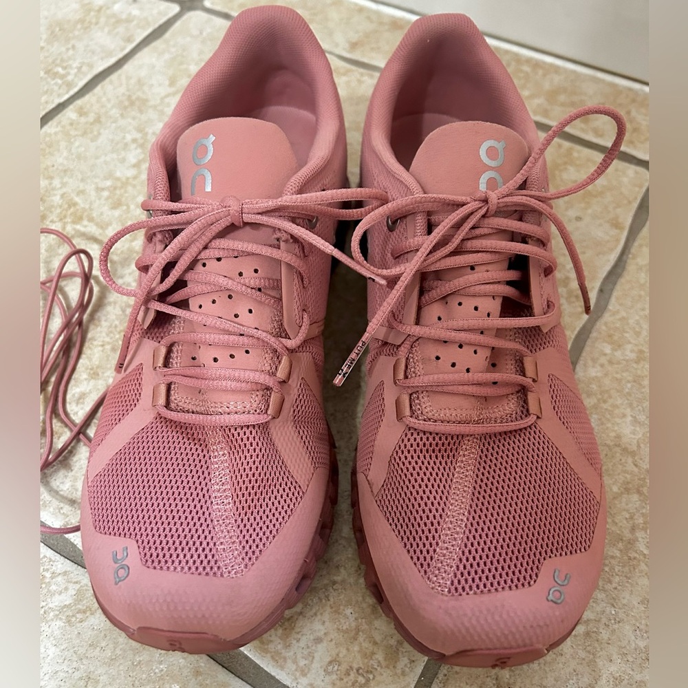 On Running Cloud Monochrome Sz 8.5 women Rose